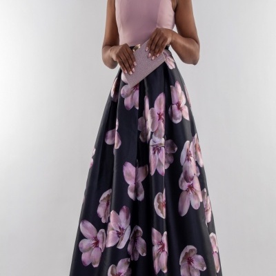 Vestido longo preto com flores cor de rosa e parte superior rosa clara