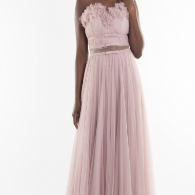 Vestido rosa claro comprido com flores na parte superior e cinto no cós