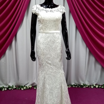 Vestido de noiva longo branco em renda com decote canoa