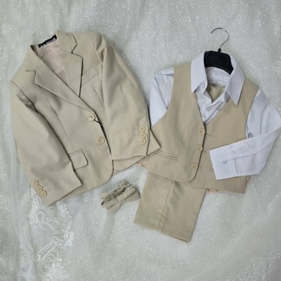 Conjunto de roupa formal infantil bege e branco com casaco, colete, camisa, calças e gravata borboleta
