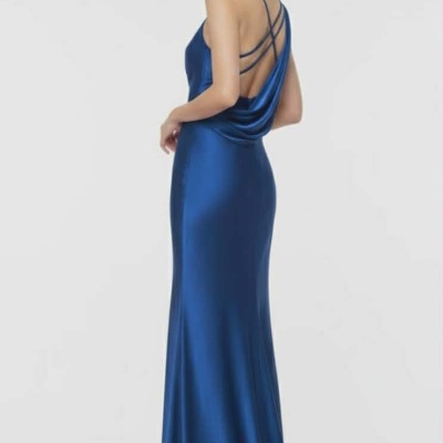 Vestido longo azul acetinado com costas nuas e alças finas