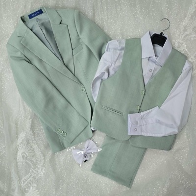 Fato verde menta com colete, camisa branca e laço branco sobre tecido rendado