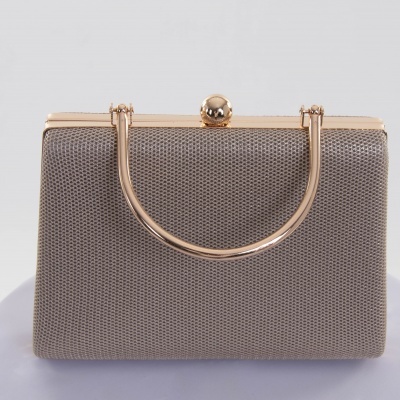 Mala carteira cinza com estrutura e fecho metálicos dourados