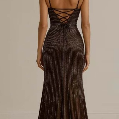 Vestido longo brilhante castanho com costas atadas