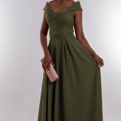 Vestido longo verde-oliva com decote ombro a ombro e carteira cor de rosa dourado