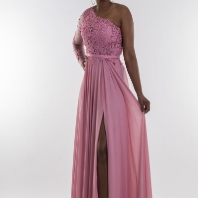 Mulher com vestido cor-de-rosa de um ombro só e saia longa com racha.