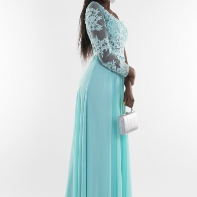 Vestido longo azul claro com mangas bordadas e mala prateada