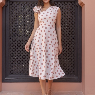 Vestido midi rosa claro com bolinhas castanhas e detalhe de flor no ombro