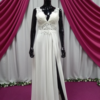 Vestido branco rendado com saia longa e abertura em manequim