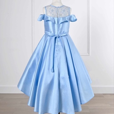 Vestido infantil azul claro com tule bordado em manequim