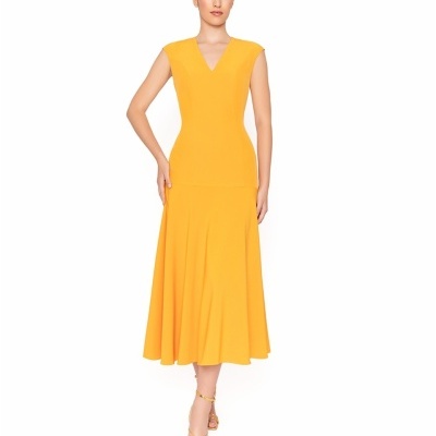 Vestido midi amarelo com decote em V e sandálias bege