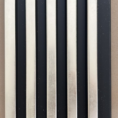 Painel com tiras verticais de metal prateado e preto