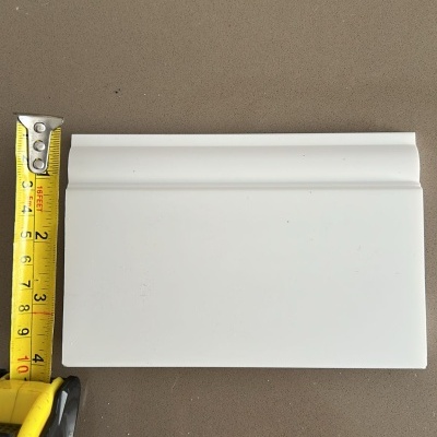 Rodapé branco com fita métrica a medir comprimento