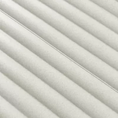 Tecido branco com nervuras em relevo e textura felpuda