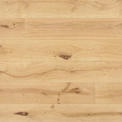 Superfície de madeira clara com veios e nós naturais