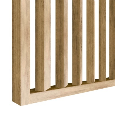 Parte de estrutura de madeira clara com barras verticais