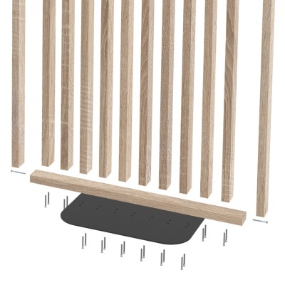 Peças de madeira claras para cerca com parafusos metálicos