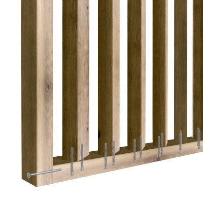 Estrutura de madeira com tábuas verticais e vários parafusos metálicos