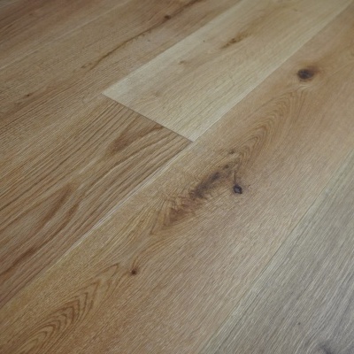 Piso flutuante em madeira natural castanho claro com veios e nós
