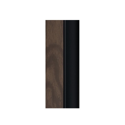 Superfície vertical de madeira castanha escura e metal preto lado a lado