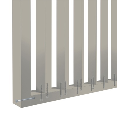 Cerca de madeira cinza com parafusos prateados na base