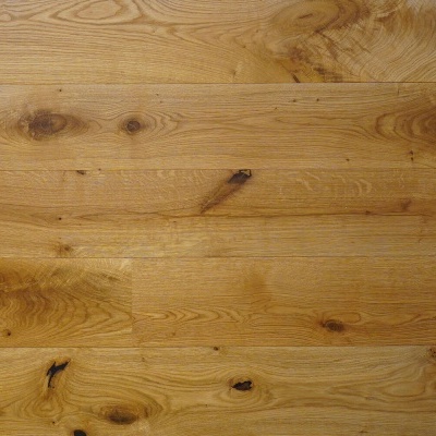 Pavimento flutuante de madeira natural castanha clara com nós visíveis