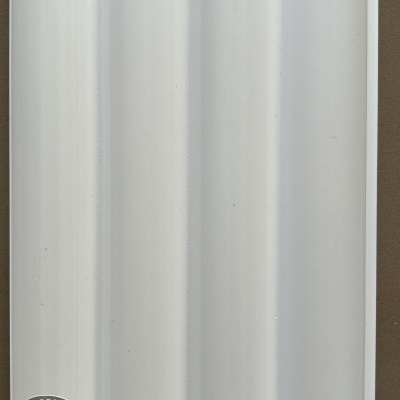 Objeto branco ondulado com selo circular INFINITE POSSIBILITIES PAINTABLE sobre fundo castanho