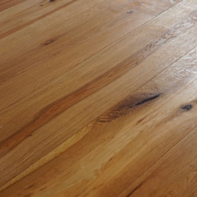 Superfície de madeira clara com veios naturais e imperfeições