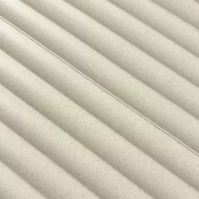 tecido bege claro dobrado em padrão diagonal com textura aveludada