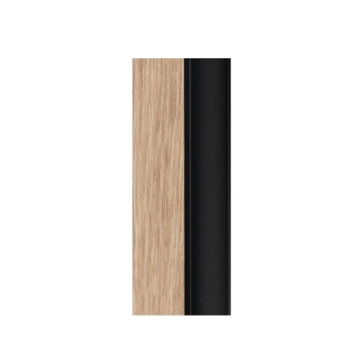 Painel decorativo com madeira clara e superfície preta