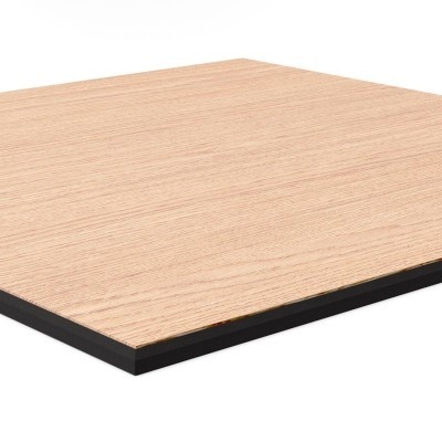 Tabuleiro quadrado de madeira clara com bordas pretas