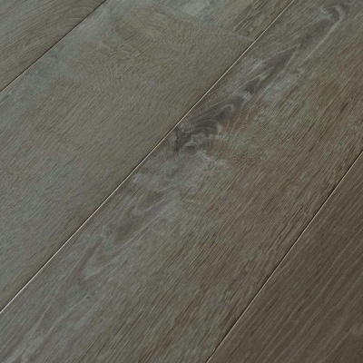 Chão de madeira com tábuas cinzentas e castanhas com textura natural