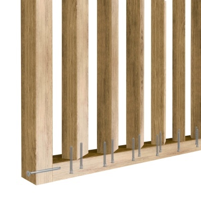 Peça de madeira clara com parafusos prateados inseridos na base para montagem.