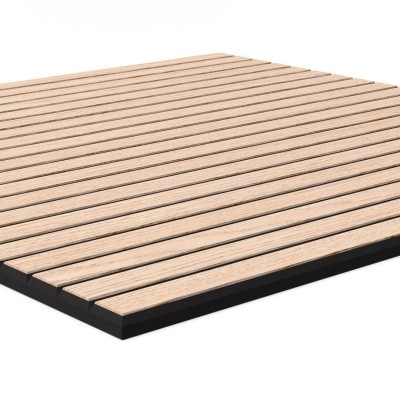 Painel de madeira clara com ranhuras em base preta