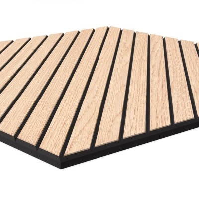 Painel decorativo de madeira clara com base preta