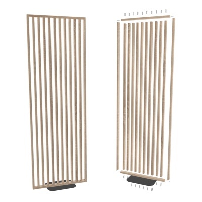 Divisor de ambiente em madeira clara com barras verticais e base preta