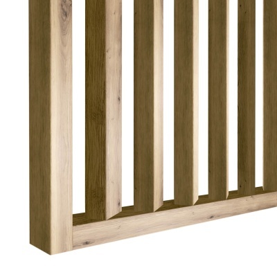 Guarda-corpo em madeira clara com travessas verticais