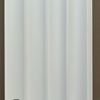 Painel decorativo branco ondulado com etiqueta cinza