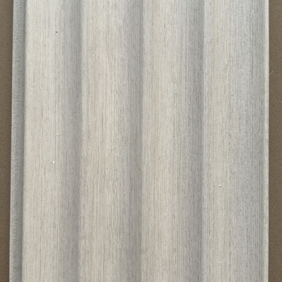 Painel decorativo ondulado cinza claro com textura de madeira