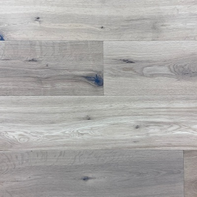 Pavimento em madeira clara com veios naturais e nós