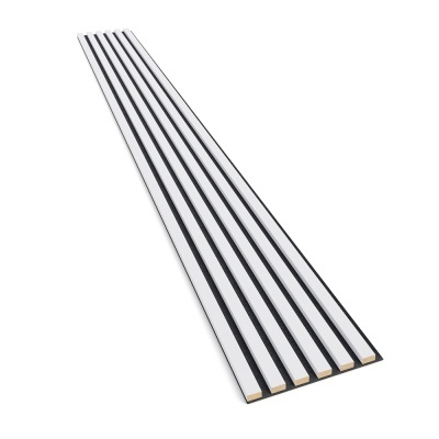 Conjunto de tiras brancas com bordas pretas e base de madeira clara