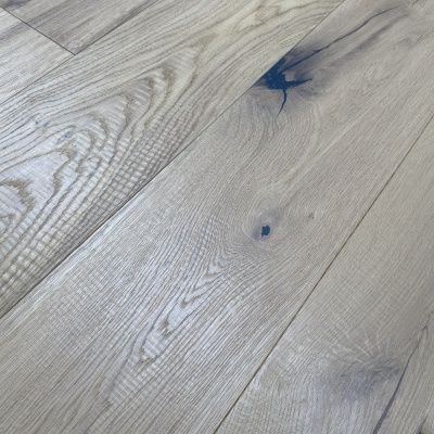 Piso de madeira clara com textura natural e nós visíveis