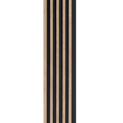 Painel decorativo com tiras verticais de madeira clara e preto