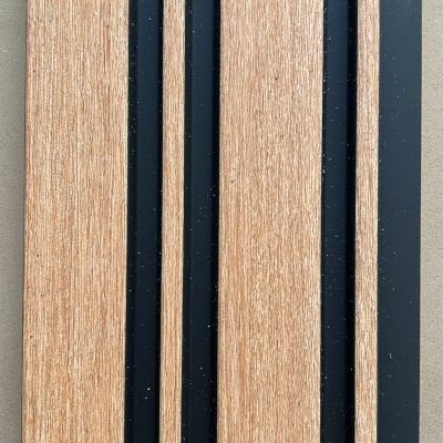 Painel com lâminas de madeira clara e inserções pretas