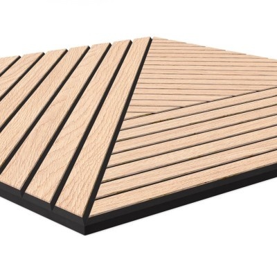 Painéis modulares de madeira clara com linhas paralelas negras e bordas pretas.