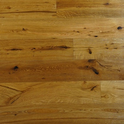 Pavimento em madeira natural castanho com veios e nós