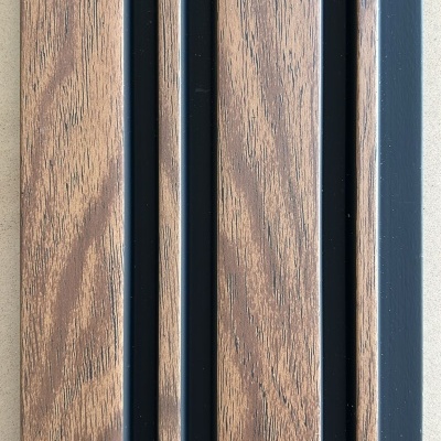 Painel decorativo em madeira castanha e preto com fundo bege