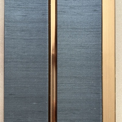 Painel decorativo cinzento com inserções metálicas douradas