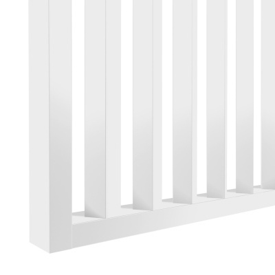 Estrutura branca com lâminas verticais espaçadas de material liso