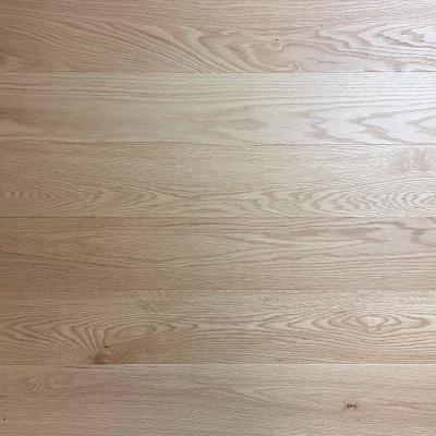 Painel de madeira clara com padrão de veios horizontais